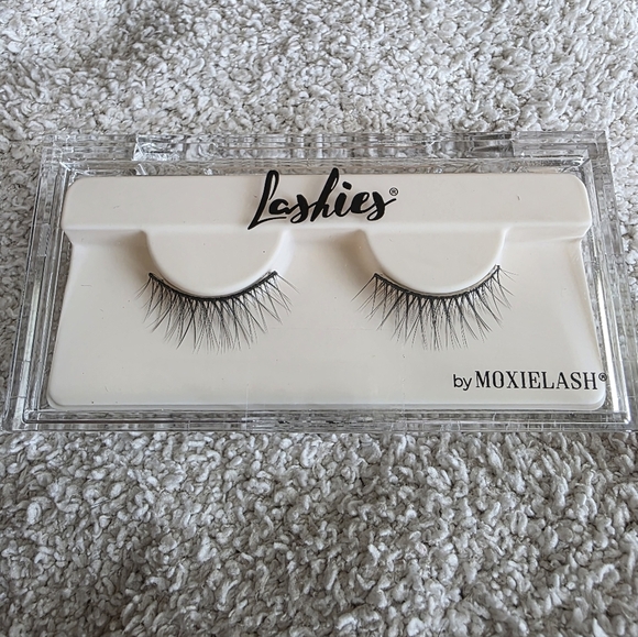 NWT Lashies by MoxieLash. Airy Lash. Premium Silk Lashes. - Picture 2 of 5